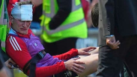 Schandaal in Schotland: Aberdeen-voetballer Jack Mackenzie gewond nadat eigen fan stoel naar zijn hoofd gooit