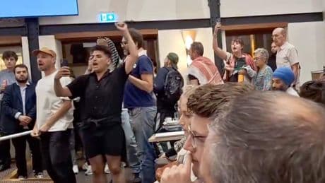 Ontzetting over bedreiging door pro-Palestijnse demonstranten na wegstemmen Israël-motie in Utrecht: ’Zo werkt een democratie niet’