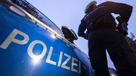 Prügelszenen mit Eisenstangen und Knüppeln - Mitglieder von drei Familien gehen aufeinander los