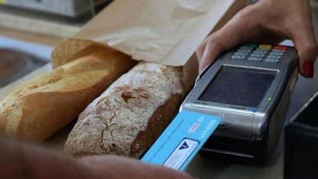 Del chiringuito a la barra de pan: los pequeños pagos con tarjeta y Bizum se comen al efectivo