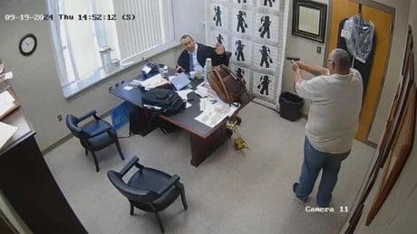 Un sheriff asesina de 8 tiros a su viejo amigo juez que había convertido su tribunal en una sórdida red de 'sextorsión'