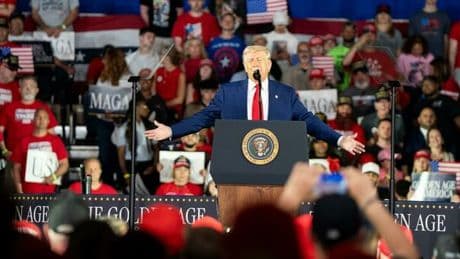 Trump: «La Cina vuole fare un accordo con noi». E allenta i dazi sulle auto: «Ma chi non le produce qui sarà massacrato»