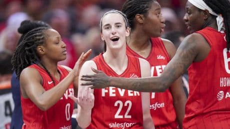 Apabullante Caitlin Clark: triple-doble para empezar