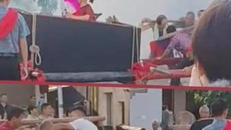 ANNESİNİ TABUTA OTURTUP, 16 KİŞİYE TAŞITTI!