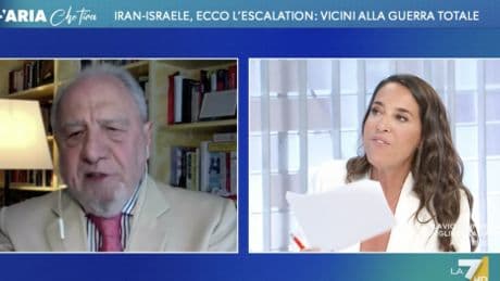 "Un elmetto", "Via il microfono". Scontro in tv tra Ronzulli e Caprarica