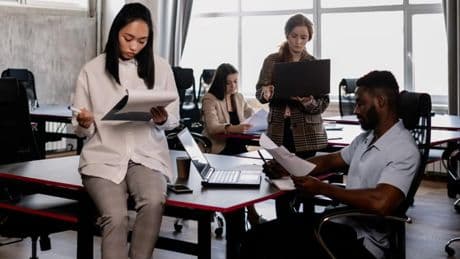 Desempleados pagan a empresas falsas para que los contraten y finjan que tienen trabajo