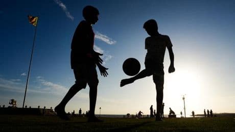 “Exaspéré par un flot de ballons de foot”, un couple gagne en justice