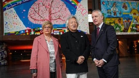 Azkuna Zentroa cuelga dos grandes murales para reflexionar sobre la paz mundial