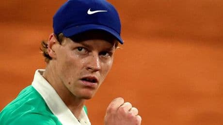 Jannik Sinner: età, famiglia, ex fidanzate, patrimonio, caso Clostebol. Chi è il numero uno al mondo in finale al Roland Garros