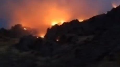 Incendio en Alcaucín (Málaga): el Plan Infoca despliega bomberos y autobombas para frenar las llamas