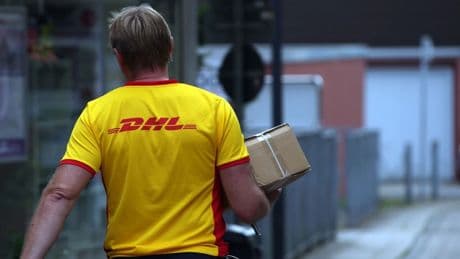 Ins Gesicht geschlagen: DHL entlässt Paketboten nach Prügelattacke auf Frau