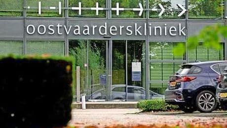 Politie haalt gedetineerde van dak Oostvaarderskliniek Almere