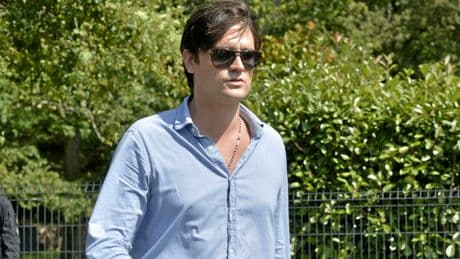 Alain-Fabien Delon attaque son frère et sa sœur pour faire annuler le testament de leur père