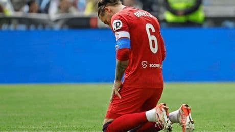 Spelers Sevilla slapen op de club na raid eigen fans: ’Dit soort vandalisme is onaanvaarbaar’