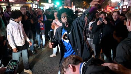 Reeperbahn blockiert, viele Verletzte - Die Chronologie der HSV-Partynacht