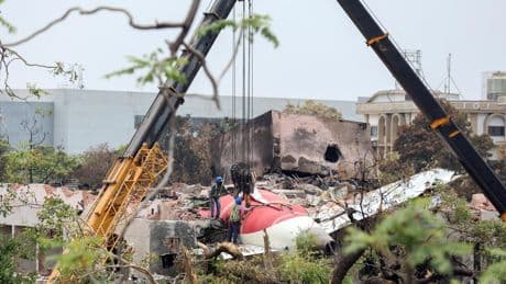 Uitkomst eerste onderzoek: brandstoftoevoer werd uitgeschakeld voor crash Air India-toestel
