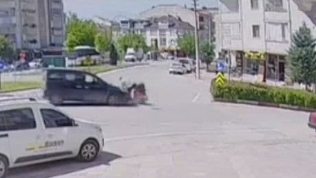 Motosikletli muhtarın karıştığı kaza kamerada