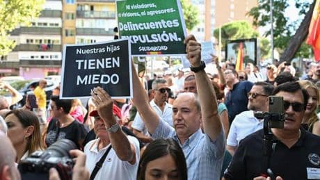 Un centenar de personas se manifiesta ante el centro de menores de Hortaleza desafiando la prohibición