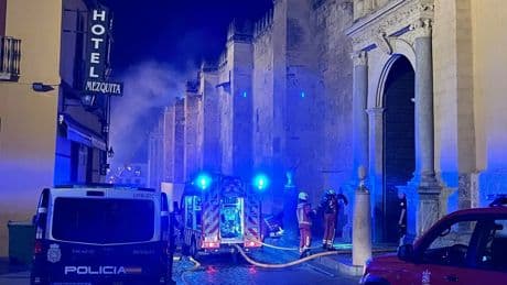 El deán de Catedral apunta a un "daño muy pequeño" en la Mezquita de Córdoba por el incendio: "Es segura la visita"