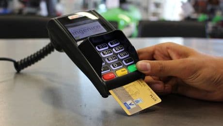 Appels à payer en cash le 10 septembre: quelles sont ces commissions payées par les commerçants auxquelles veulent s'attaquer les participants au mouvement "Bloquons tout"?