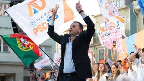 « Au Portugal, le premier ministre Luis Montenegro a bénéficié de la même recette que celle de Berlusconi et Trump » : entretien avec l’historien Manuel Loff