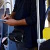 Polizist liefert bizarren Auftritt: Fahrkartenkontrolle in Berlin-Mitte eskaliert – Mann zieht Klappmesser