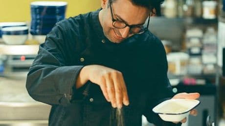 Haitham Karajay, chef syrien : « Ma mère cuisinait quotidiennement. J’ai réussi à la faire venir en France et j’ai eu la chance de l’avoir à mes côtés jusqu’à sa mort »