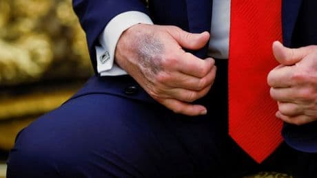 Trump'ın eli yine gündem oldu, Beyaz Saray'dan açıklama geldi