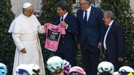 León XIV recibe la &#039;maglia rosa&#039; del Giro y bendice a los ciclistas antes de la última etapa