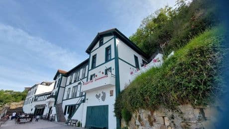 Vecinos del Puerto Viejo alertan del peligro de caída de una ladera en Getxo