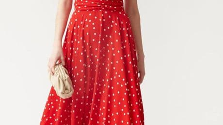 La invitada perfecta: los mejores vestidos y monos que podrás comprar en las rebajas de verano 2025