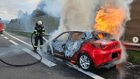 Unfall auf A14: Mitten auf der Autobahn geht Auto in Flammen auf