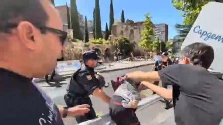 Detenidos dos activistas en Valladolid por colarse en La Vuelta para interrumpir el paso de un ciclista del equipo israelí