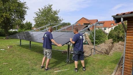 Große Solaranlage zum kleinen Preis: Sie stellen sie einfach im Garten auf