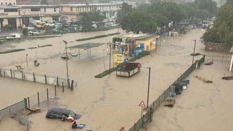 Allerta meteo oggi, frana all'Elba: isolati 200 abitanti. Lecco, un treno fermato a pochi metri voragine