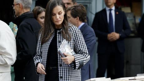 Letizia no falla en su cita con la literatura y estrena zapatos 'babies', con chaqueta de cuadros y bolso de tachuelas