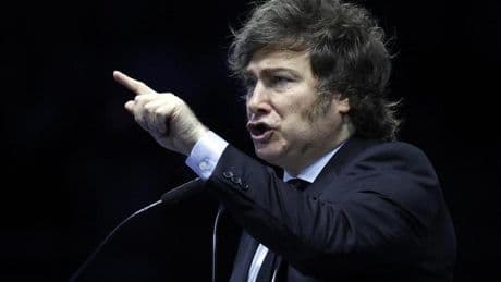 Milei regresa a España un año después de convertirse en azote de Sánchez y vuelve a arremeter contra él
