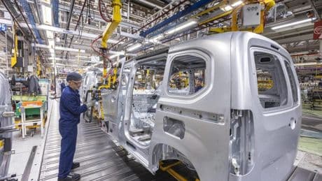 La electrificación del automóvil y la competencia china reconfiguran el empleo: 75.000 despidos hasta 2030