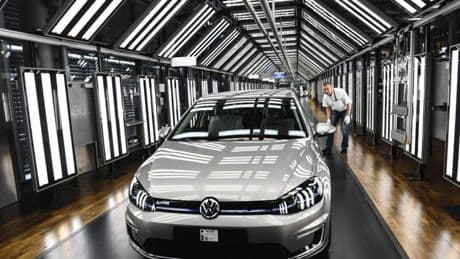 Los concesionarios hacen su agosto con otro 'boom' de ventas de coches eléctricos
