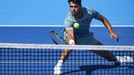 Carlos Alcaraz gana a Medjedovic un partido sin ritmo (6-4 y 6-4) y accede a octavos de final