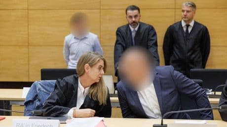 Landgericht Bielefeld: Prozess um Blutrache: Angeklagte schweigen zum Prozessstart