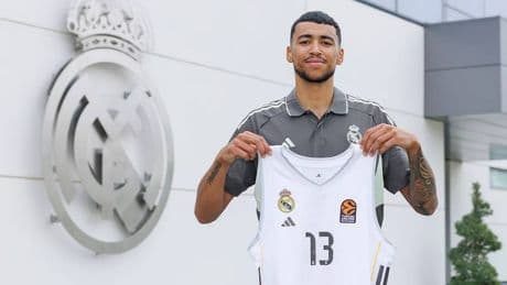 El Real Madrid celebra el regreso a casa de Izan Almansa