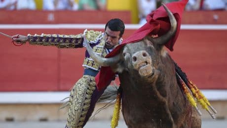 Buena corrida de Victoriano del Río para un escaso triunfo: una gran estocada de Emilio de Justo firma la única oreja en Pamplona