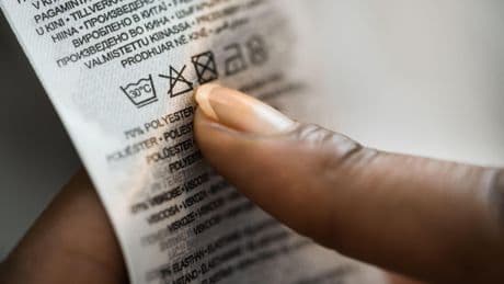 Un écoscore sur les vêtements instauré dès le 1er octobre, malgré plusieurs années de pression de l’industrie du textile