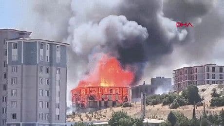 Son dakika... Kahramanmaraş'ta lojman inşaatında yangın
