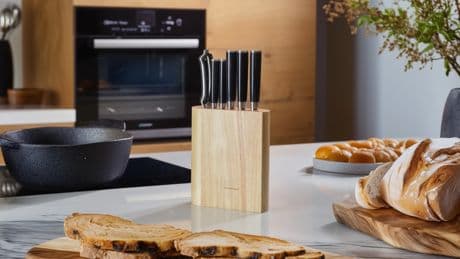Nicht nur der Preis ist scharf: 7-teiliges Damast-Messerblock-Set mit Schere jetzt bei Aldi