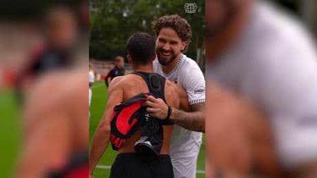 Beim Trikot-Tausch - Vazquez überrascht Drittliga-Stürmer