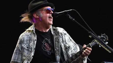 Neil Young canta en 'Big crime' contra Donald Trump y el despliegue del ejército