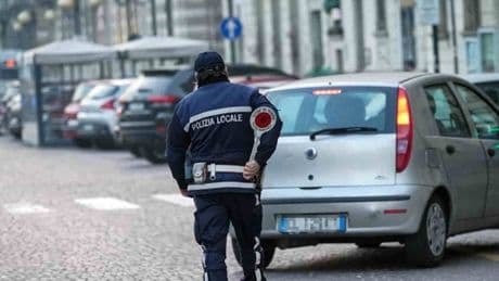 Roma, travolse una vigilessa per evitare la multa: preso pirata della strada dopo una fuga durata 14 giorni
