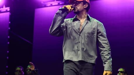 Bad Bunny anticipa dos posibles conciertos en España colocando dos sillas de plástico en Madrid y Barcelona